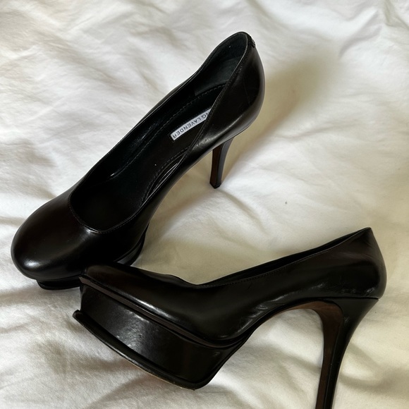 Vera Wang Platform Peep Toe Pumps with Curved Heel - Picture 2 of 3